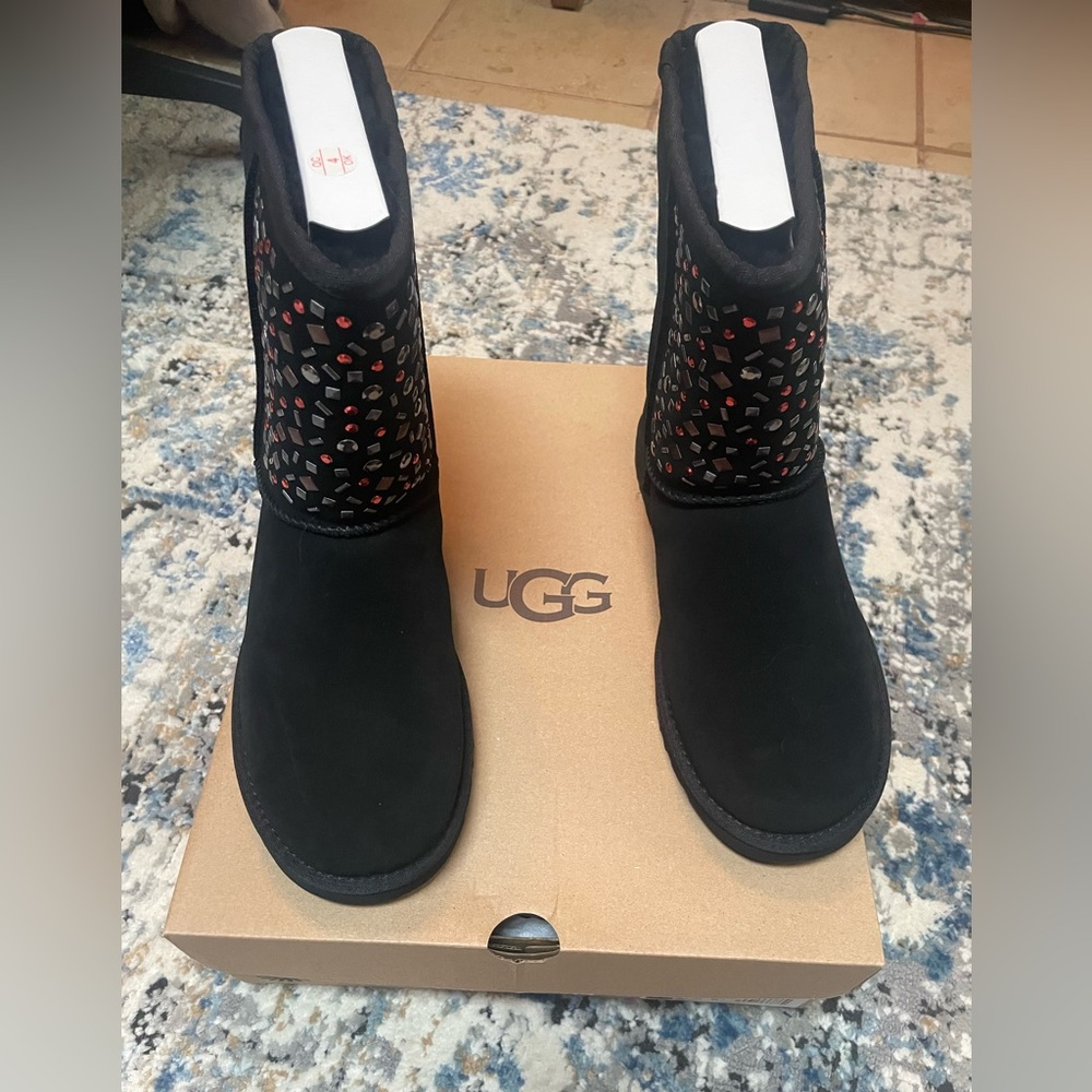 W Classic Short Stud II Uggs- new!